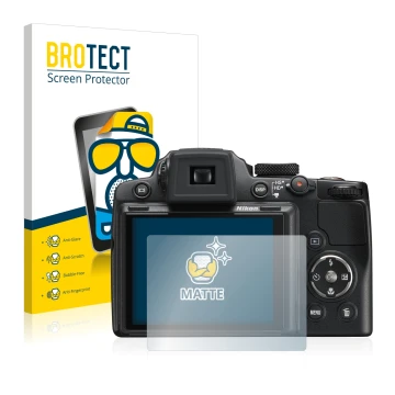 Front side of a product packaging with the brand logo BROTECT. Next to it is the device Nikon Coolpix P500 shown with the corr