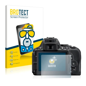 Front side of a product packaging with the brand logo BROTECT. Next to it is the device Nikon D5500 shown with the correspondi