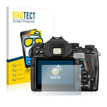 Front side of a product packaging with the brand logo BROTECT. Next to it is the device Pentax K-1 Mark II shown with the corr