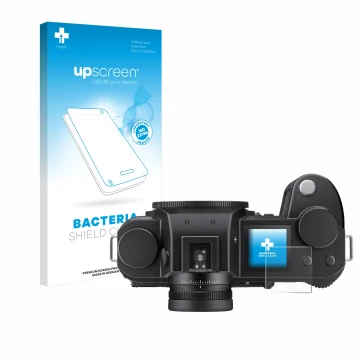 Front side of a product packaging with the brand logo upscreen. Next to it is the device Leica SL3 (top plate display) shown w