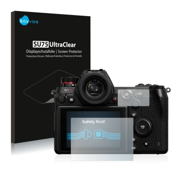 Front side of a product packaging with the brand logo Savvies. Next to it is the device Panasonic Lumix DC-S1R shown with the 