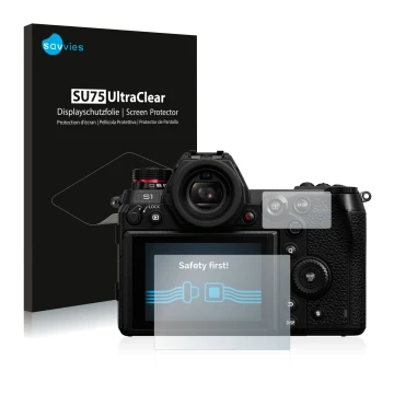 Front side of a product packaging with the brand logo Savvies. Next to it is the device Panasonic Lumix DC-S1 shown with the c