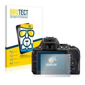 Front side of a product packaging with the brand logo BROTECT. Next to it is the device Nikon D5500 shown with the correspondi