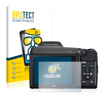 Front side of a product packaging with the brand logo BROTECT. Next to it is the device Nikon Coolpix L840 shown with the corr