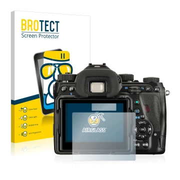Front side of a product packaging with the brand logo BROTECT. Next to it is the device Pentax K-1 shown with the correspondin
