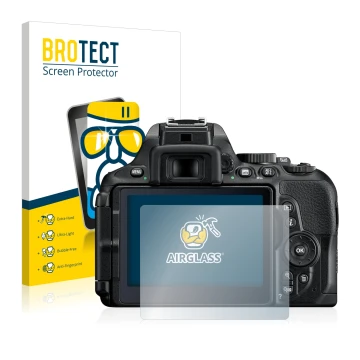 Front side of a product packaging with the brand logo BROTECT. Next to it is the device Nikon D5600 shown with the correspondi