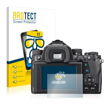 Front side of a product packaging with the brand logo BROTECT. Next to it is the device Pentax KP shown with the corresponding