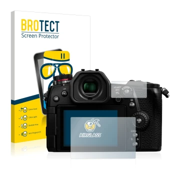 Front side of a product packaging with the brand logo BROTECT. Next to it is the device Panasonic Lumix DC-G9 shown with the c