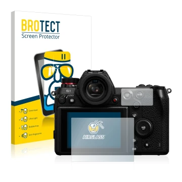 Front side of a product packaging with the brand logo BROTECT. Next to it is the device Panasonic Lumix DC-S1 shown with the c