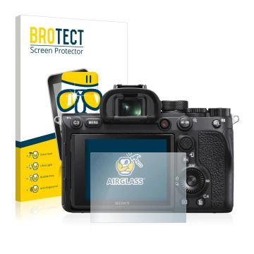 Front side of a product packaging with the brand logo BROTECT. Next to it is the device Sony Alpha 7R IV shown with the corres