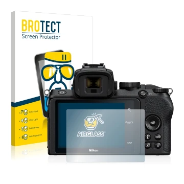 Front side of a product packaging with the brand logo BROTECT. Next to it is the device Nikon Z 50 shown with the correspondin