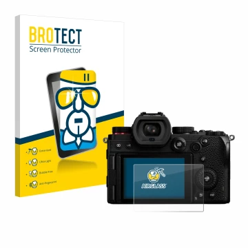 Front side of a product packaging with the brand logo BROTECT. Next to it is the device Panasonic Lumix DC-S5 shown with the c
