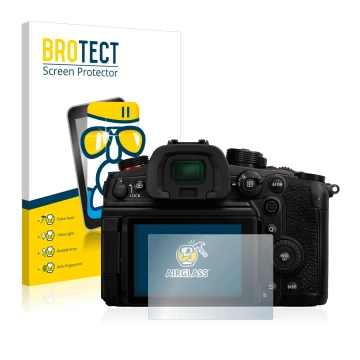 Front side of a product packaging with the brand logo BROTECT. Next to it is the device Panasonic Lumix DC-GH6 shown with the 