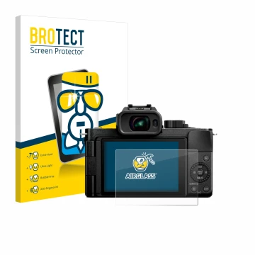 Front side of a product packaging with the brand logo BROTECT. Next to it is the device Panasonic Lumix DC-G100D shown with th