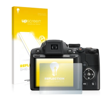 Front side of a product packaging with the brand logo upscreen. Next to it is the device Nikon Coolpix P500 shown with the cor
