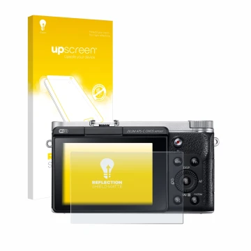 Front side of a product packaging with the brand logo upscreen. Next to it is the device Samsung NX300M shown with the corresp