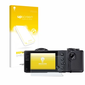 Front side of a product packaging with the brand logo upscreen. Next to it is the device Sigma dp2 Quattro shown with the corr