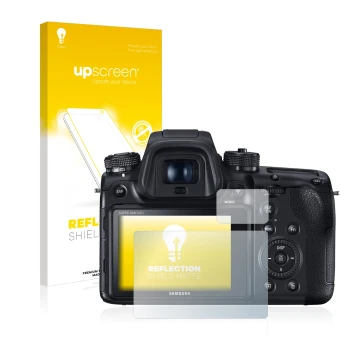 Front side of a product packaging with the brand logo upscreen. Next to it is the device Samsung NX1 shown with the correspond