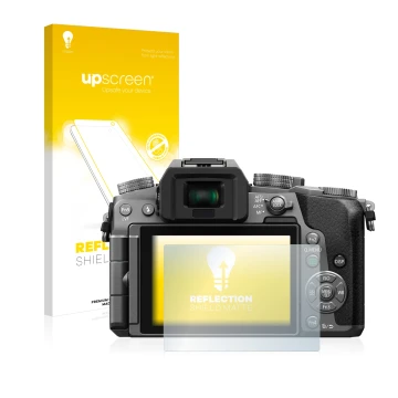 Front side of a product packaging with the brand logo upscreen. Next to it is the device Panasonic Lumix DMC-G7 shown with the