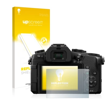 Front side of a product packaging with the brand logo upscreen. Next to it is the device Panasonic Lumix DMC-G81 shown with th