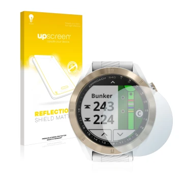 Front side of a product packaging with the brand logo upscreen. Next to it is the device Garmin Approach S40 shown with the co