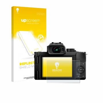 Front side of a product packaging with the brand logo upscreen. Next to it is the device Panasonic Lumix DC-G100D shown with t