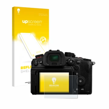 Front side of a product packaging with the brand logo upscreen. Next to it is the device Panasonic Lumix DC-GH7 shown with the