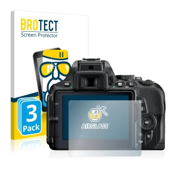 Front side of a product packaging with the brand logo BROTECT. Next to it is the device Nikon D5600 shown with the correspondi