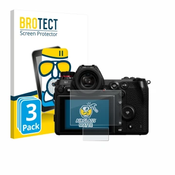 Front side of a product packaging with the brand logo BROTECT. Next to it is the device Panasonic Lumix DC-S1 shown with the c