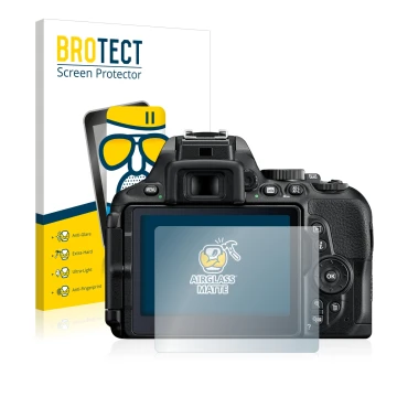 Front side of a product packaging with the brand logo BROTECT. Next to it is the device Nikon D5600 shown with the correspondi