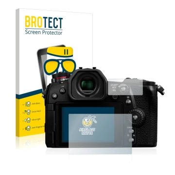 Front side of a product packaging with the brand logo BROTECT. Next to it is the device Panasonic Lumix DC-G9 shown with the c