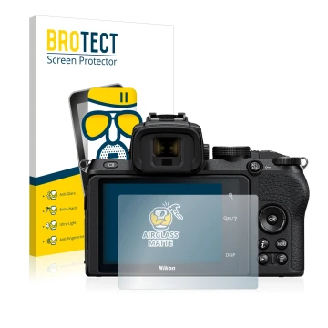 Front side of a product packaging with the brand logo BROTECT. Next to it is the device Nikon Z 50 shown with the correspondin