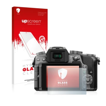 Front side of a product packaging with the brand logo upscreen. Next to it is the device Panasonic Lumix DMC-G7 shown with the