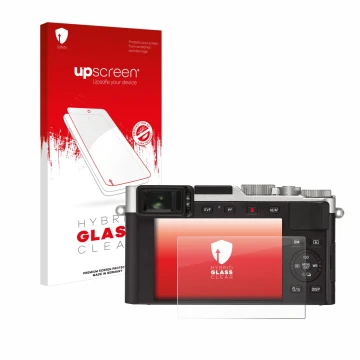 Front side of a product packaging with the brand logo upscreen. Next to it is the device Leica D-Lux 7 shown with the correspo