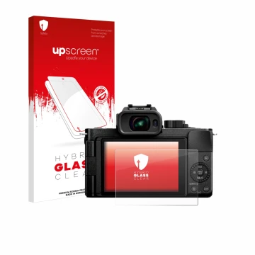 Front side of a product packaging with the brand logo upscreen. Next to it is the device Panasonic Lumix DC-G100D shown with t