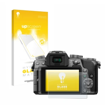 Front side of a product packaging with the brand logo upscreen. Next to it is the device Panasonic Lumix DMC-G70 shown with th