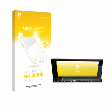 Front side of a product packaging with the brand logo upscreen. Next to it is the device DS 7 Crossback Infotainmentsystem sho