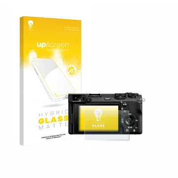 Front side of a product packaging with the brand logo upscreen. Next to it is the device Sony Alpha 6700 shown with the corres