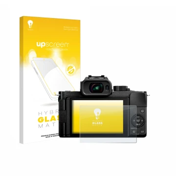 Front side of a product packaging with the brand logo upscreen. Next to it is the device Panasonic Lumix DC-G100D shown with t