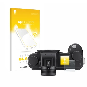 Front side of a product packaging with the brand logo upscreen. Next to it is the device Leica SL3 (top plate display) shown w