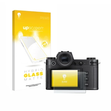 Front side of a product packaging with the brand logo upscreen. Next to it is the device Leica SL3-S shown with the correspond