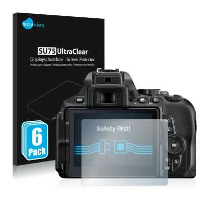 Front side of a product packaging with the brand logo Savvies. Next to it is the device Nikon D5600 shown with the correspondi