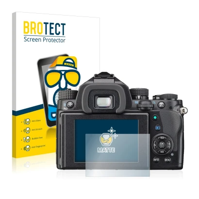 Front side of a product packaging with the brand logo BROTECT. Next to it is the device Pentax KP shown with the corresponding