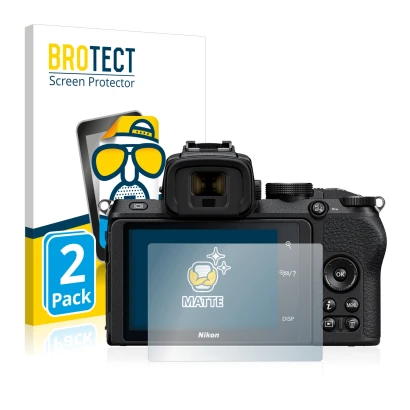 Front side of a product packaging with the brand logo BROTECT. Next to it is the device Nikon Z 50 shown with the correspondin