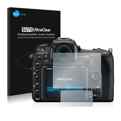Front side of a product packaging with the brand logo Savvies. Next to it is the device Nikon D500 shown with the correspondin