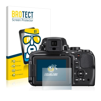 Front side of a product packaging with the brand logo BROTECT. Next to it is the device Nikon Coolpix P900 shown with the corr