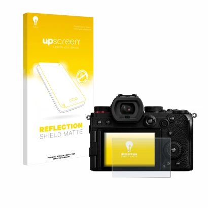 Front side of a product packaging with the brand logo upscreen. Next to it is the device Panasonic Lumix DC-S5 shown with the 